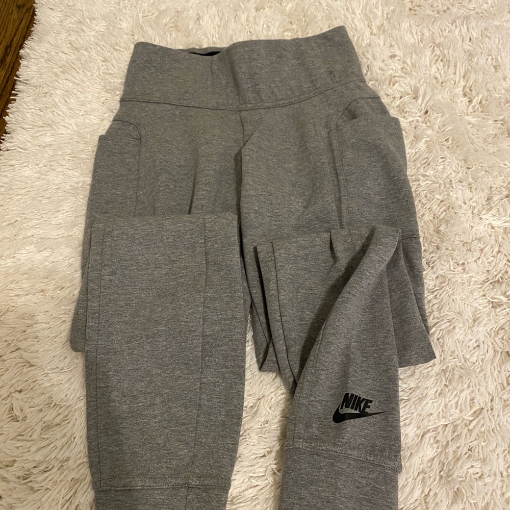 Gray Nike leggings/joggers